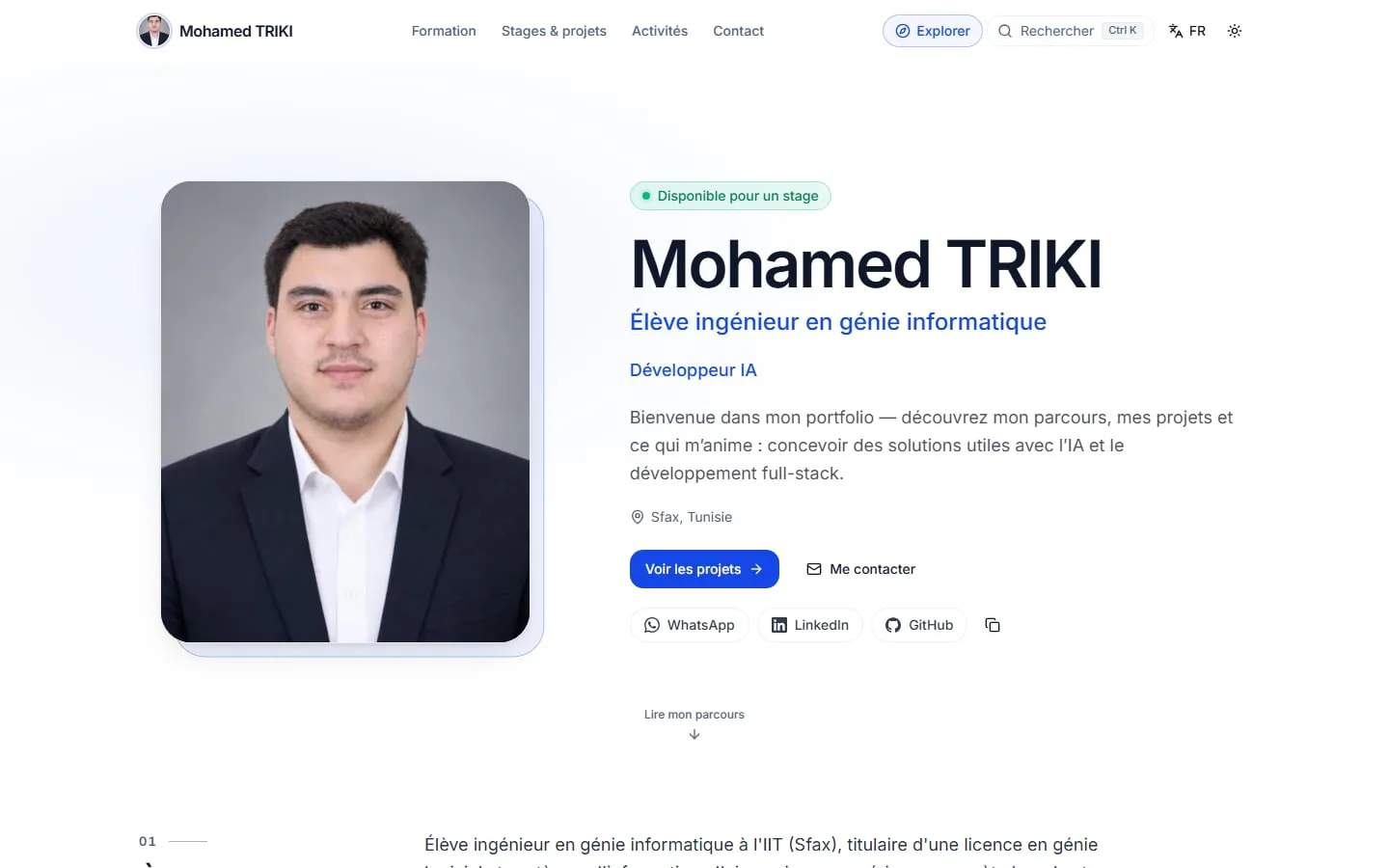Home page of the portfolio: photo, name, title and contact buttons